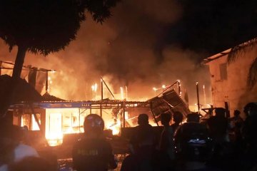Polresta Mamuju olah TKP kebakaran hanguskan tujuh rumah