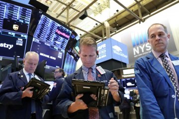 Wall Street dibuka bervariasi, dibayangi aksi jual saham teknologi