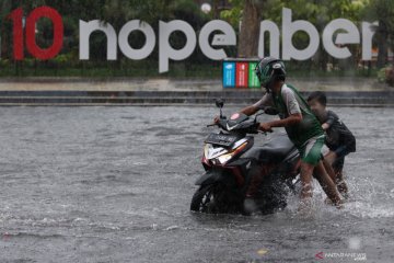 Sejumlah ruas jalan di Surabaya terendam banjir