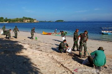 Pesisir Pantai Pink Lombok Timur dibersihkan warga, Dispar dan TNI