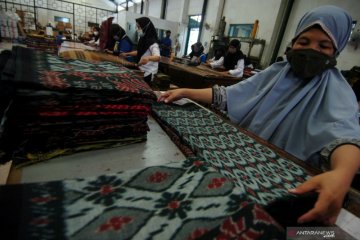 Industri kain sarung kesulitan bahan baku