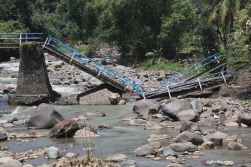 Jembatan antar desa di Nganjuk putus akibat banjir