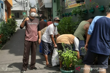 Warga bersihkan saluran air untuk cegah banjir