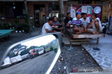 Kantong parkir untuk antrean truk di Pelabuhan ASDP Ketapang