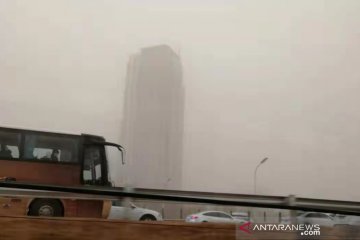 Beijing dilanda badai debu, langit jadi kuning