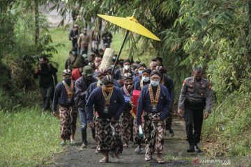Labuhan Gunung Merapi hanya diikuti "abdi dalem" Keraton Yogyakarta
