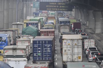 Kemacetan di Tol Japek akibat perbaikan jalan