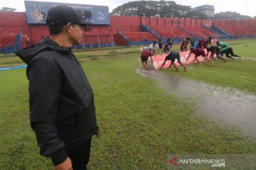 Stadion kandang Persik Kediri tergenang air usai hujan deras