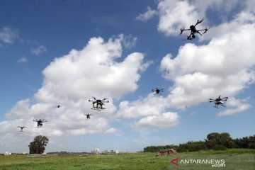 Demo pengoperasian drone pengantar barang