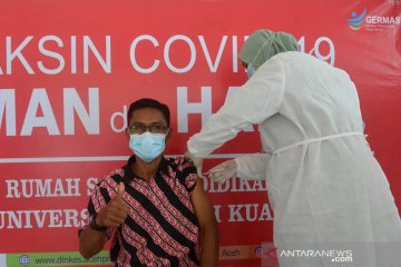 Vaksinasi Pertama Tenaga Dosen di Aceh
