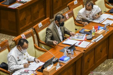 Kemarin, sidang korupsi benur sampai Raker DPR dan Menkumham