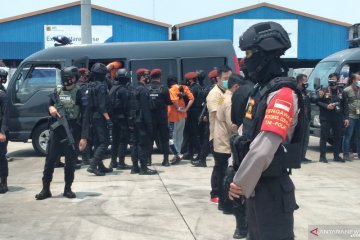 Dikawal polisi, 22 terduga teroris asal Jatim tiba di Jakarta