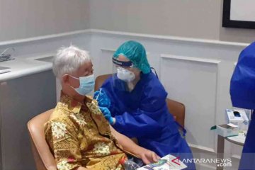 Vaksinasi perdana COVID-19 dimulai bagi lansia Kabupaten Bekasi