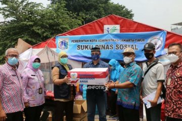 Pengungsi korban kebakaran Pulogadung terima bantuan dari Dinsos DKI