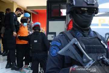 Polda Jatim berangkatkan 22 terduga teroris ke Jakarta