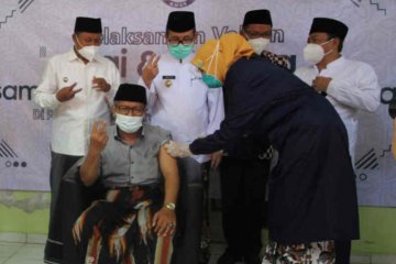 Wagub Jabar tinjau vaksinasi di Ponpes Kempek Cirebon