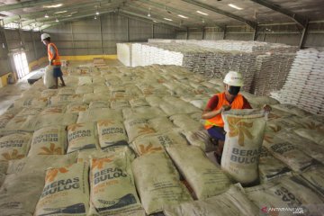 Perum Bulog ganti beras tak layak di Tambora Jakarta Barat