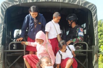 Satgas TNI bantu angkutan siswa ke sekolah di perbatasan RI-PNG
