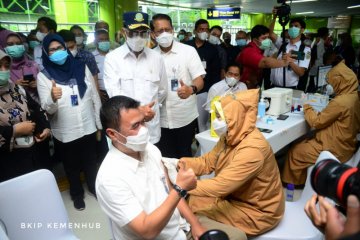 Menhub tinjau vaksinasi pekerja transportasi publik di Stasiun Gambir