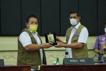 Ketua Satgas serahkan bantuan penanganan COVID-19 di Lampung