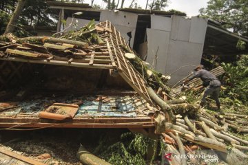 Angin puting beliung merusak 49 rumah di Depok