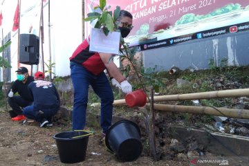 PDIP tanam pohon di Waduk Rawa Lindung Jaksel