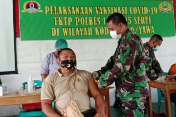 Ratusan personel TNI Kodim 1709/Yawa disuntik vaksin COVID-19