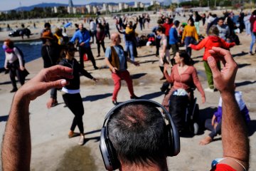 Disko ala pandemi, joget-joget tanpa musik menggelegar di Barcelona