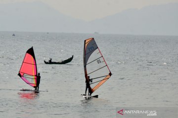 Atlet Selancar Layar Latihan Persiapan PON