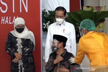 Presiden saksikan vaksinasi di Jombang berjalan baik
