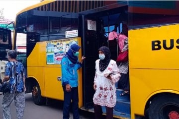 Kelurahan Rawamangun sediakan lima bus sekolah dukung vaksinasi lansia
