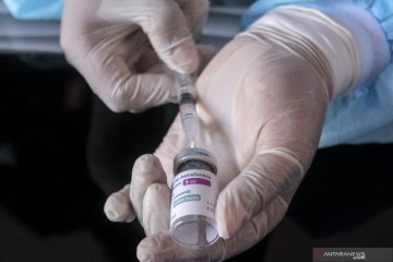 Pemberian perdana vaksin AstraZeneca di Jatim