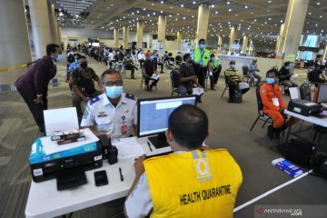 Vaksinasi petugas Bandara Internasional I Ngurah Rai