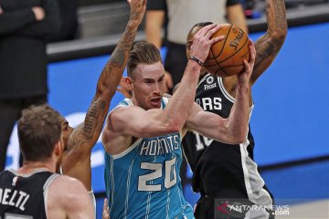 Hornets taklukkan Spurs 100-97 meski tanpa LaMelo Ball