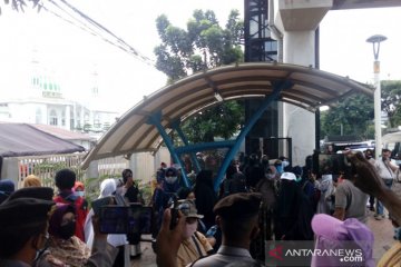 Polisi bubarkan ibu-ibu simpatisan Rizieq Shihab di PN Jakarta Timur