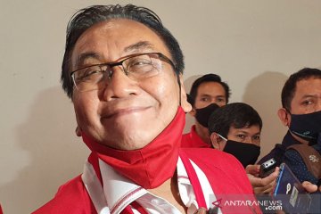 Ganjar dan Bambang Pacul bersalaman di Rakernas PDI Perjuangan