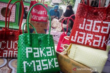 Kerajinan Tas Anyaman Bertema Prokes