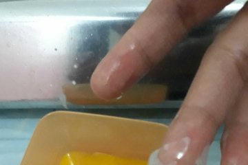 Hoaks! Telur palsu bungkus dari kertas, ada silikon di kuning telur