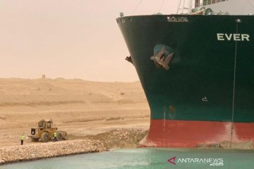 Kapal kontainer kandas di Terusan Suez Mesir