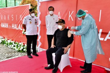 Presiden Jokowi tinjau vaksinasi COVID-19 di Maluku Tengah