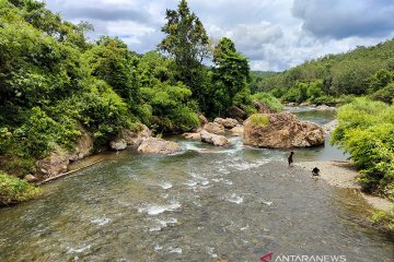 Wisata Batu AJung di Balangan