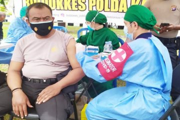 Personel Polda Kalteng divaksin amankan kedatangan Wapres Ma'ruf Amin