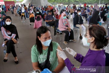 Vaksinasi COVID-19 massal untuk guru di Makasar