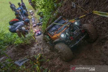 Pehobi mobil 'remote control' jajal lintasan 'offroad'