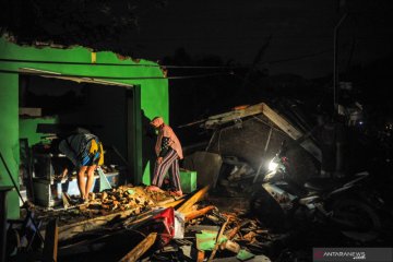 Ratusan rumah rusak akibat bencana angin puting beliung di Kabupaten Bandung