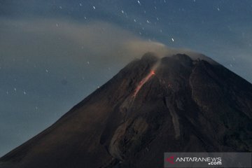 Gunung Merapi meluncurkan lava pijar sejauh 1,6 km