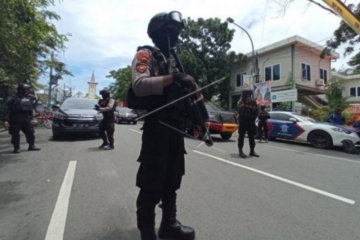 Tim Gegana Brimob sisir lokasi di sekitar Gereja Katedral Makassar