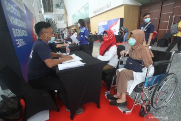 Sentra vaksinasi BUMN ditargetkan sehari layani 5.000 lansia Surabaya