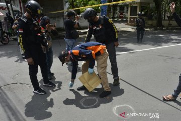 Polisi olah TKP ledakan bom di depan Gereja Katedral Makassar