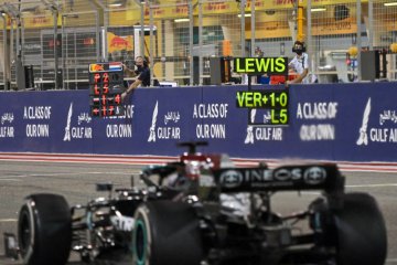 Hamilton tahan gempuran Verstappen untuk juarai GP Bahrain
